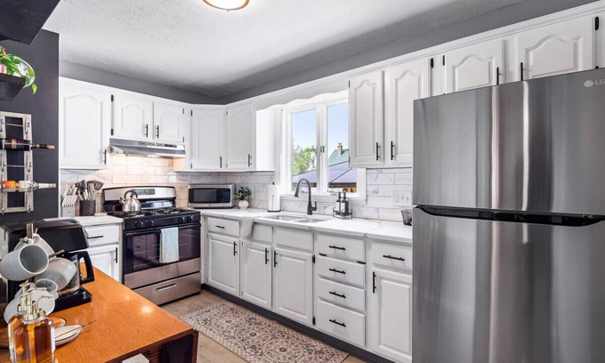 Lorain Apartment | Expertly Designed Lake Erie Escape W/Hot Tub