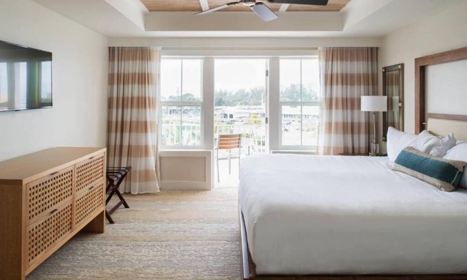 Holmes Beach Hotel | Explore Anna Maria Island from a Spacious Water-View Two-Bedroom