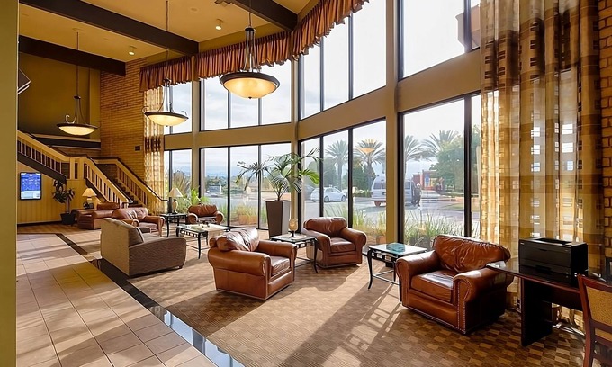 Redding House | Explore Redding's Culture! Outdoor Pool, Free Parking, Near Sundial Bridge!