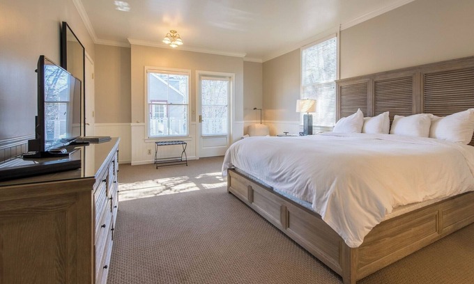 Santa Rosa Hotel | Explore Wineries from a Classic Santa Rosa King Room Filled with Timeless Charm