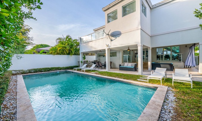 Edgewater Villa | Exquisite 6BR/3.5BBTH Villa