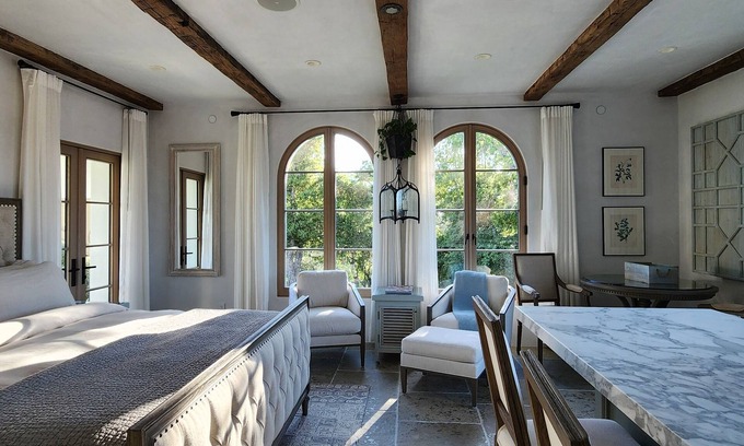 Woodside Villa | Exquisite Crescent Suite Walking Distance to Woodside Downtown