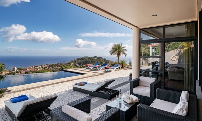 Santo Antonio Villa | Exquisite Madeira Villa | Villa Funchal Luz | 5 Bedroom | Heated Pool | Sea.