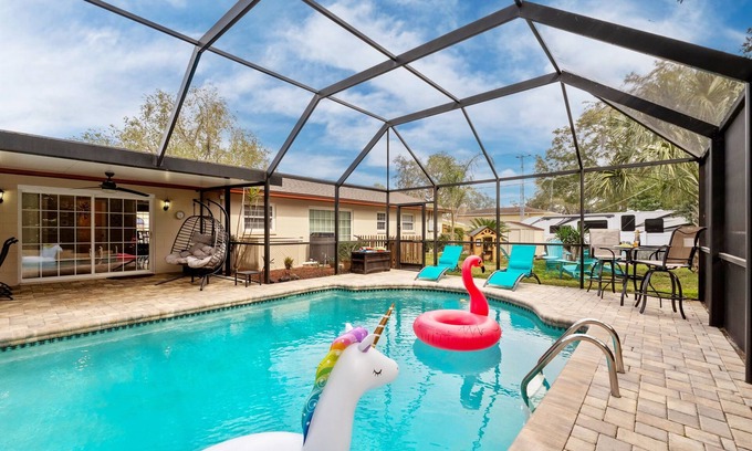Brandon House | Exquisite Retreat with Heated Pool for 14 Guests, Pool Table Paradise!