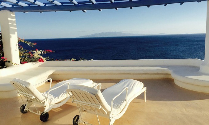 Xilokeratidi Villa | Exquisite seafront 5 bedroom villa