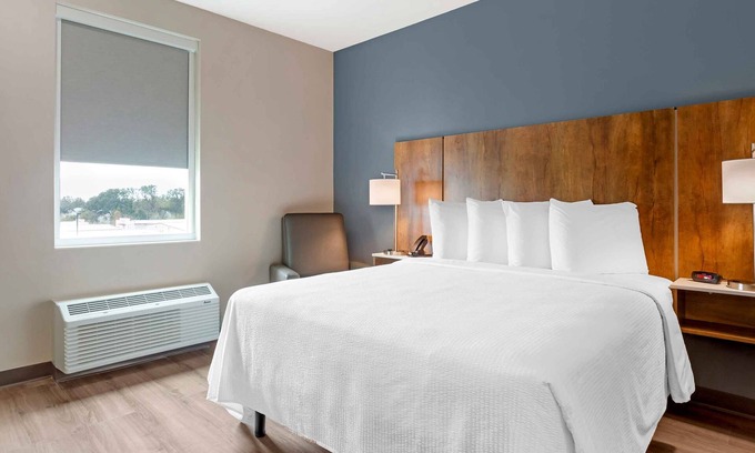 Trailer Estates Hotel | Extended Stay | 1 King Bed | Near Bradenton Center