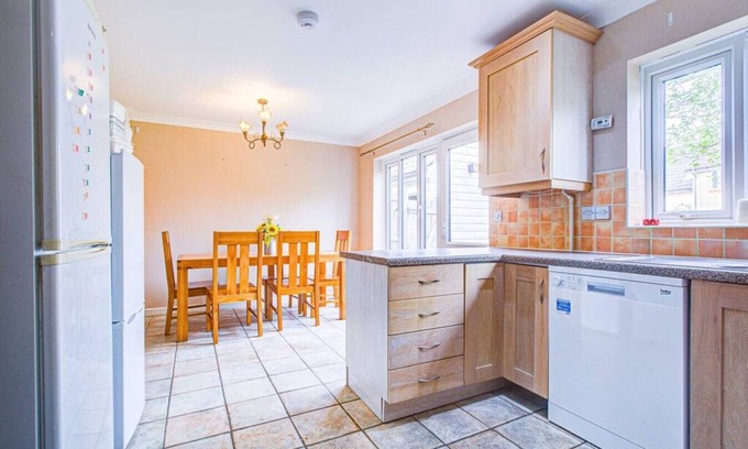 Ipswich House | Extra Large Unit With Own Bathroom + Parking