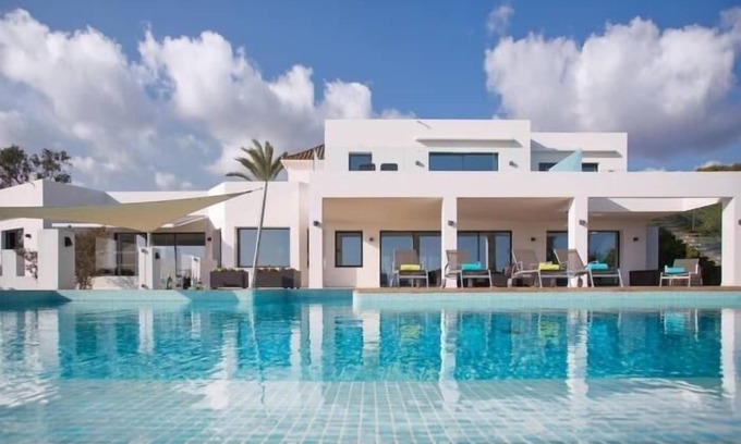 Marbella Villa | Extravagant 8 BDRM Villa In Marbella, Beachside ✔