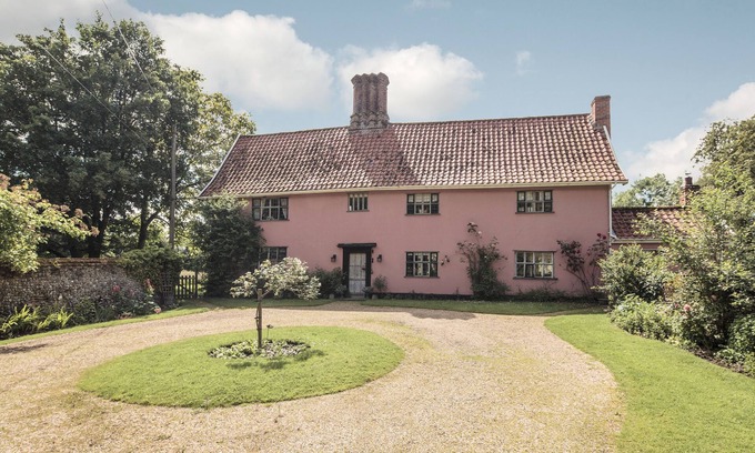 Diss House | Fabulous 5 bedroom house with large enclosed garden, perfect for family breaks