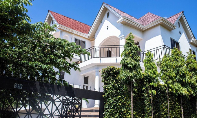 Arusha Apartment | Fabulous 6-bedroom apartment with WiFi in Arusha Region