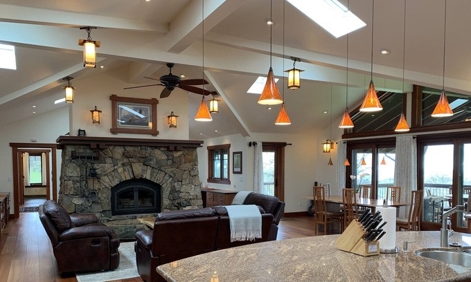 Browns Valley House | Fabulous Hideaway in Northern California Foothills, close to Collins Lake.