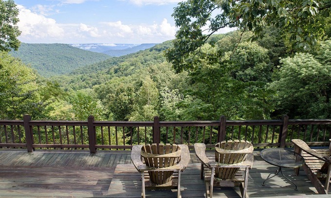 Clifftops House | Fabulous retreat with gorgeous views! Minutes to Sewanee, Monteagle! Sleeps 12!