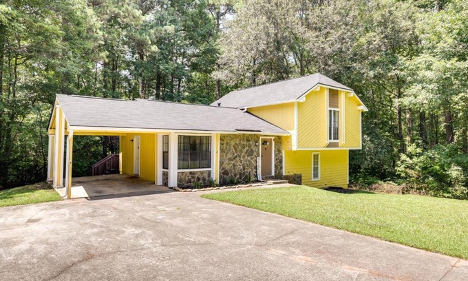 Fairburn House | Fairburn Home with 2 Decks, Grill and Outdoor Dining!