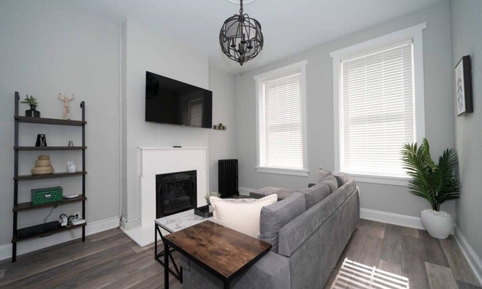 Ghent Apartment | Fairfax Manor Plume Suite
