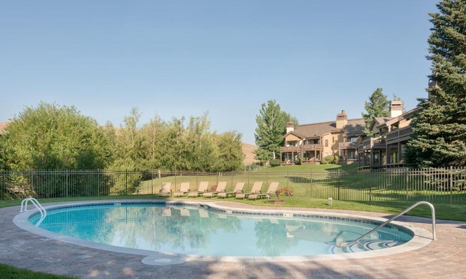 Elkhorn Village Hotel | Fairway Nine 4366