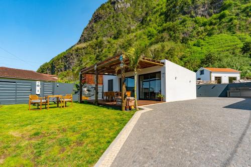 Sao Vicente House | Fajã Lodges - House Ash