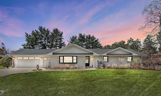 Lakeside House | FALL - 3 night weekend getaway! Large family vacation home near Cherry Beach