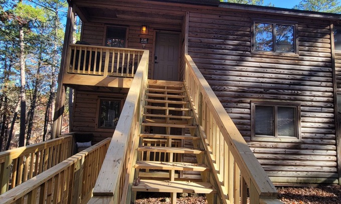 Mount Ida Resort | Fall at The "BEAR DEN" on Lake Ouachita at Mtn Harbor Resort 2BR Condo w/amenity