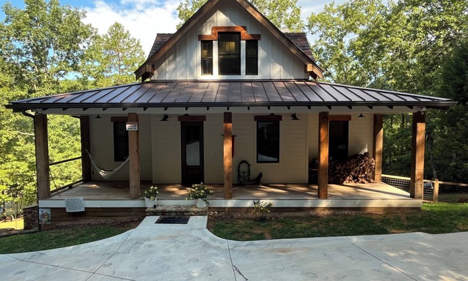 Demorest House | Fall Discount! 7 BR Luxury River home, hot tub, kayak, game room, fire pit