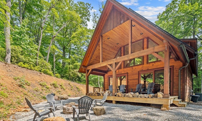 Spruce Pine Cabin | Fall Escape, Minutes to the Blue Ridge Pkwy + Firewood