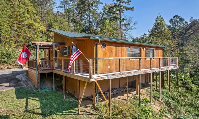 Sevierville Cabin | Fall Leaf Sale and No Pet Fees! Secluded, family friendly cabin with Hot Tub
