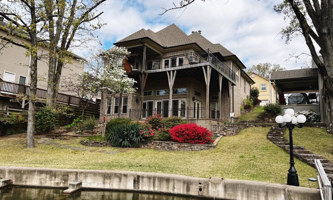 Lakeland House | Fall sale! 4 bed, 4 bath Luxury home on Lake Hamilton.