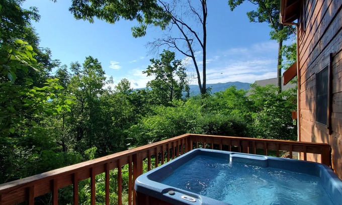 Gatlinburg - Pigeon Forge Cabin | Fall Special! Mtn Views, Wood Fireplaces, Hot Tub, Pools, Pool Table, Pickleball