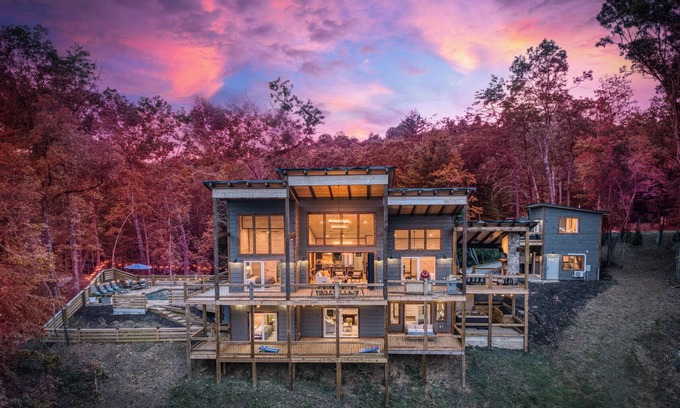 Mineral Bluff Cabin | Fall Views, Holiday Magic, Heated Pool, Outdoor Kitchen, Hot Tub, & 5 kings!