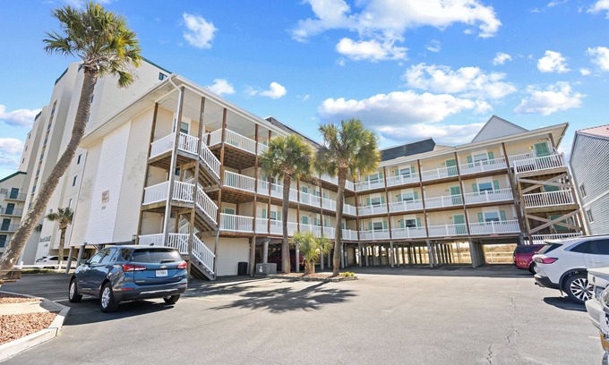 Ash Condo | Fall/Winter Discounts-Sleeps 6-2br/2ba-Full Kitchen-Pool-Beach-Free Parking-WIFI