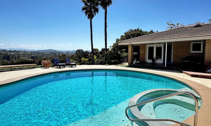 Fallbrook House | Fallbrook’s guest-pool house : An old Hollywood stars escape