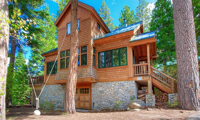 Fallen Leaf House | Fallen Leaf Lake Stunner, Steps to Beach and Market (COH1444)