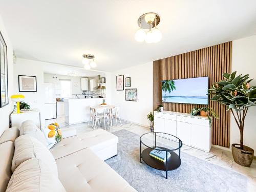 Castillo de Sabinillas Apartment | Family apartment 400 meters from the beach, with internet and pool