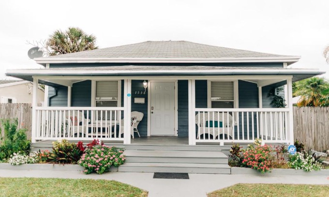 South Middle River House | Family Blue Home 6Beds&2Baths Olas Boulevard