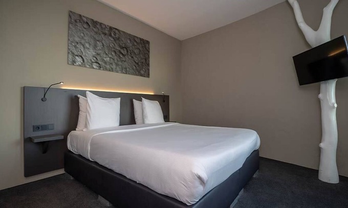 Zuidoost Hotel | Family Escape Near Attractions | Canal Tours, Golf & Nature Close By