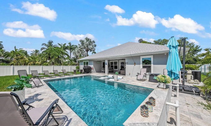 Palma Sola House | Family-Friendly Bradenton Home with Private Pool & Games - No Bad Daze