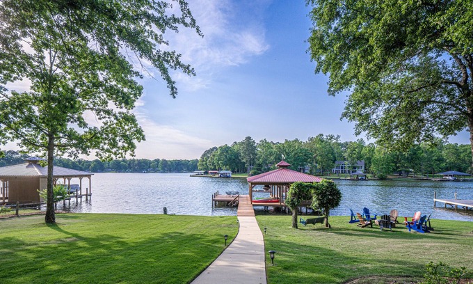 Eatonton House | 🌅 Family-friendly lake front home with EPIC sunset views and bunk room! 🚤🐟