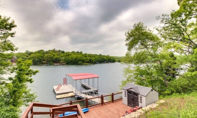 La Cygne House | Family Friendly Lake House -1 hour from KC!