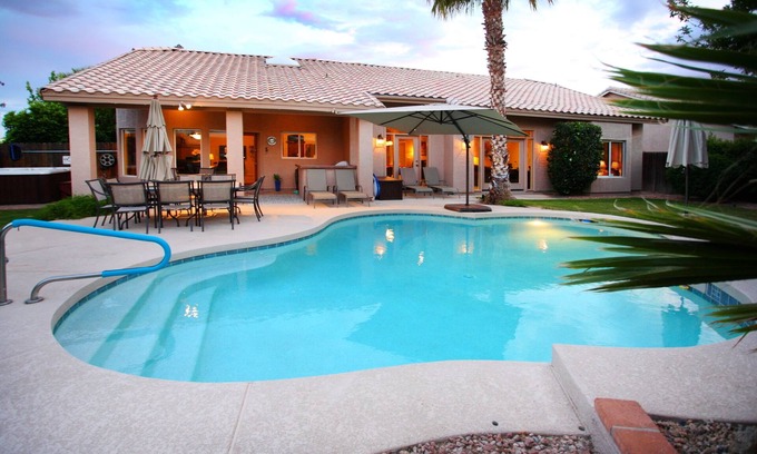 Paradise Valley Village House | Family Friendly - Walk to Kierland - Pickleball/Pool Table/Bikes/BBQ