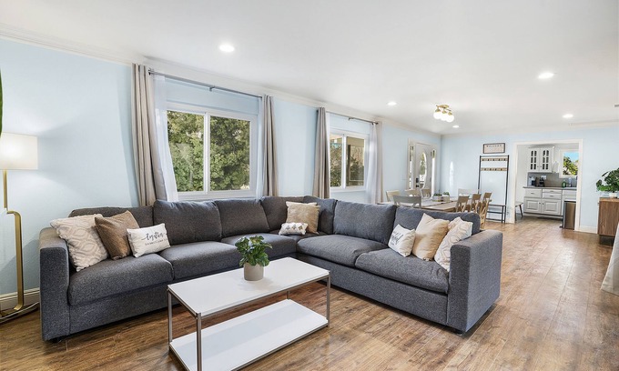 Lincoln Acres House | Family Haven: Sports court/Game Room/King Beds