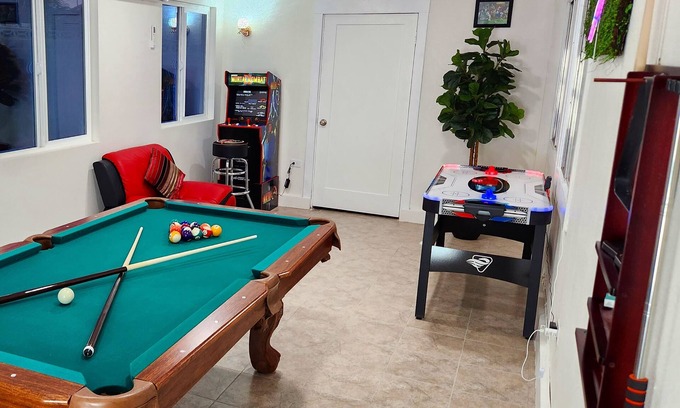 Las Vegas House | Family Largue House: Slide, Game Room & Jacuzzin
