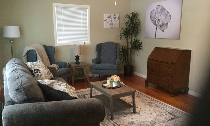Racine House | Family Living! Professionally Cleaned, Self Check In - Sleeps 10