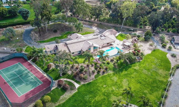 Covenant House | Family ranch w/luxurious pool, spa & landscaping plus horse lodging!