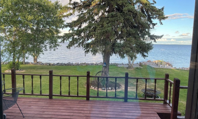Warroad House | Family vacation or a crafting weekend in this quiet family home with lake views.