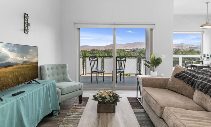 Southeast Boise Apartment | Fantastic 2bed/2bath Penthouse - Downtown Boise location, AMAZING mountain views