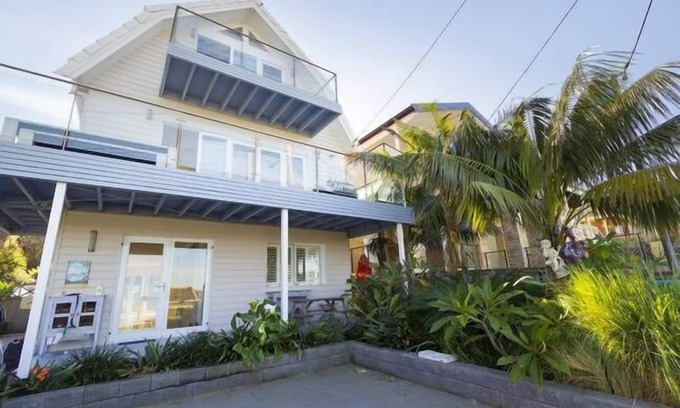 North Curl Curl House | Fantastic Modern Beach House with Sensational Ocean Views & large in ground Pool