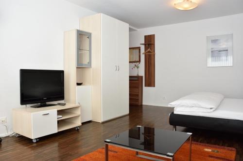 Seefeld Apartment | Fantastic Studio near Lake - Flower 02