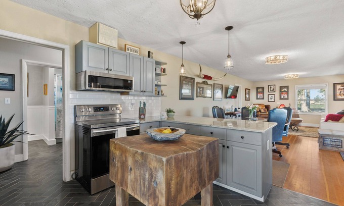 Caldwell Other | Farm style home in the heart of wine country, with acreage and a hot tub!