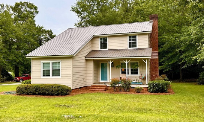 Burgaw House | Farmhouse Charm with acres to roam and close to downtown Burgaw