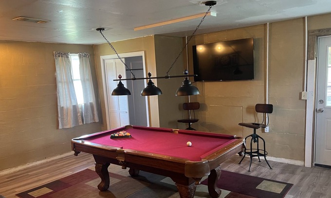 Magnolia Cabin | Farmhouse Surrounded by the Glorious Outdoors