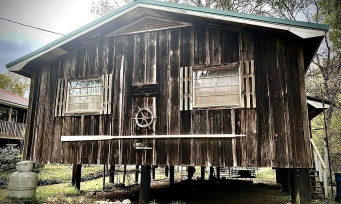 Gainestown House | Fascinating Off-Grid River House for an Authentic Escape into Nature on the Alabama River
